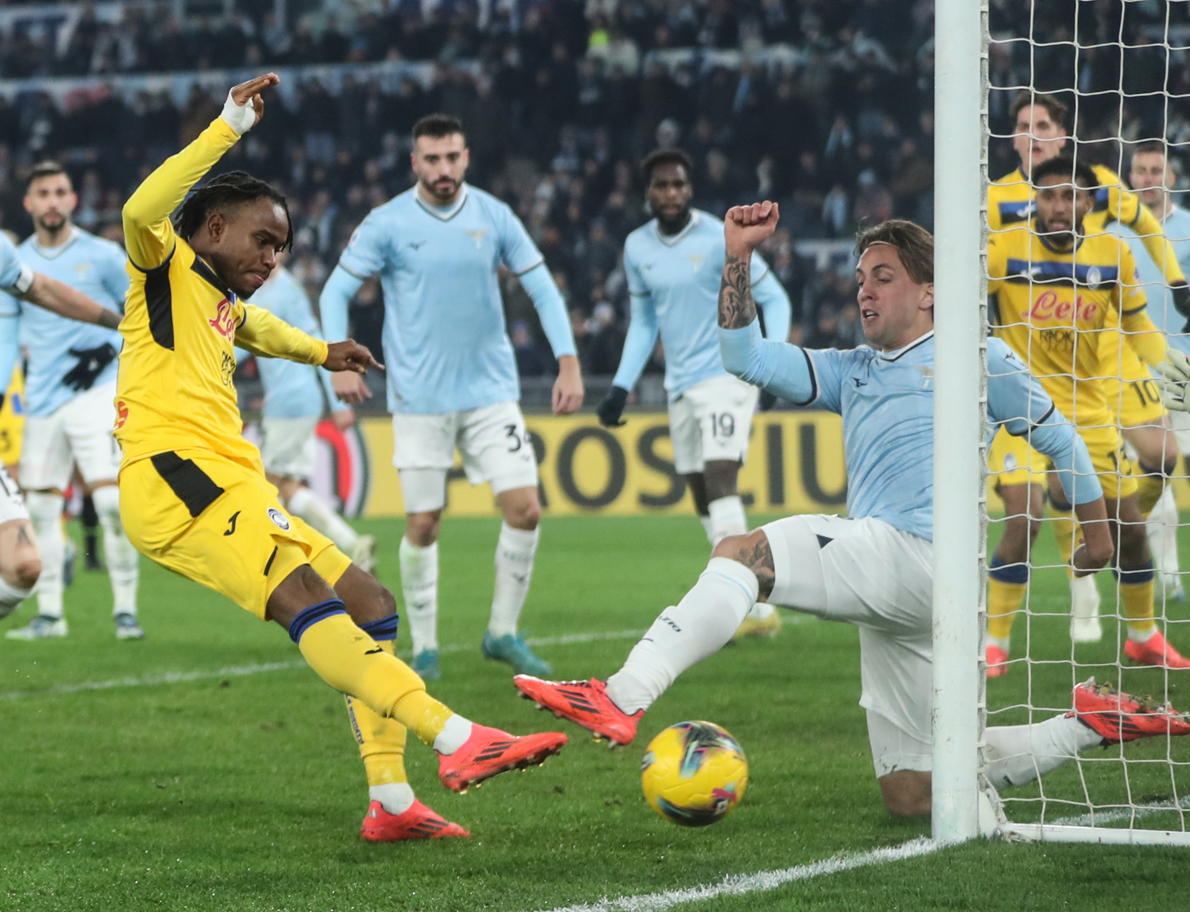 关于拉齐奥遭逆转，错失反超机会的信息