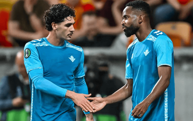 手足相争的球队较量,胜者笑傲赛场 手足相争的球队较量,胜者笑傲赛场