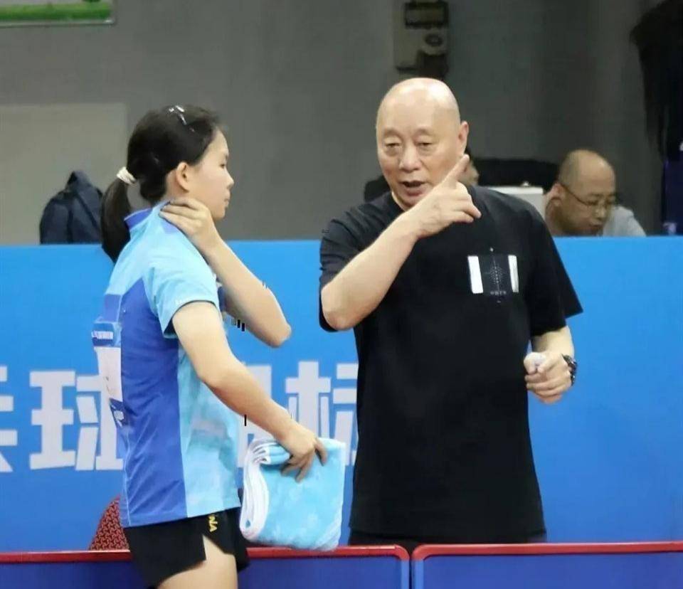 强队在场上展现统治力，横扫对手