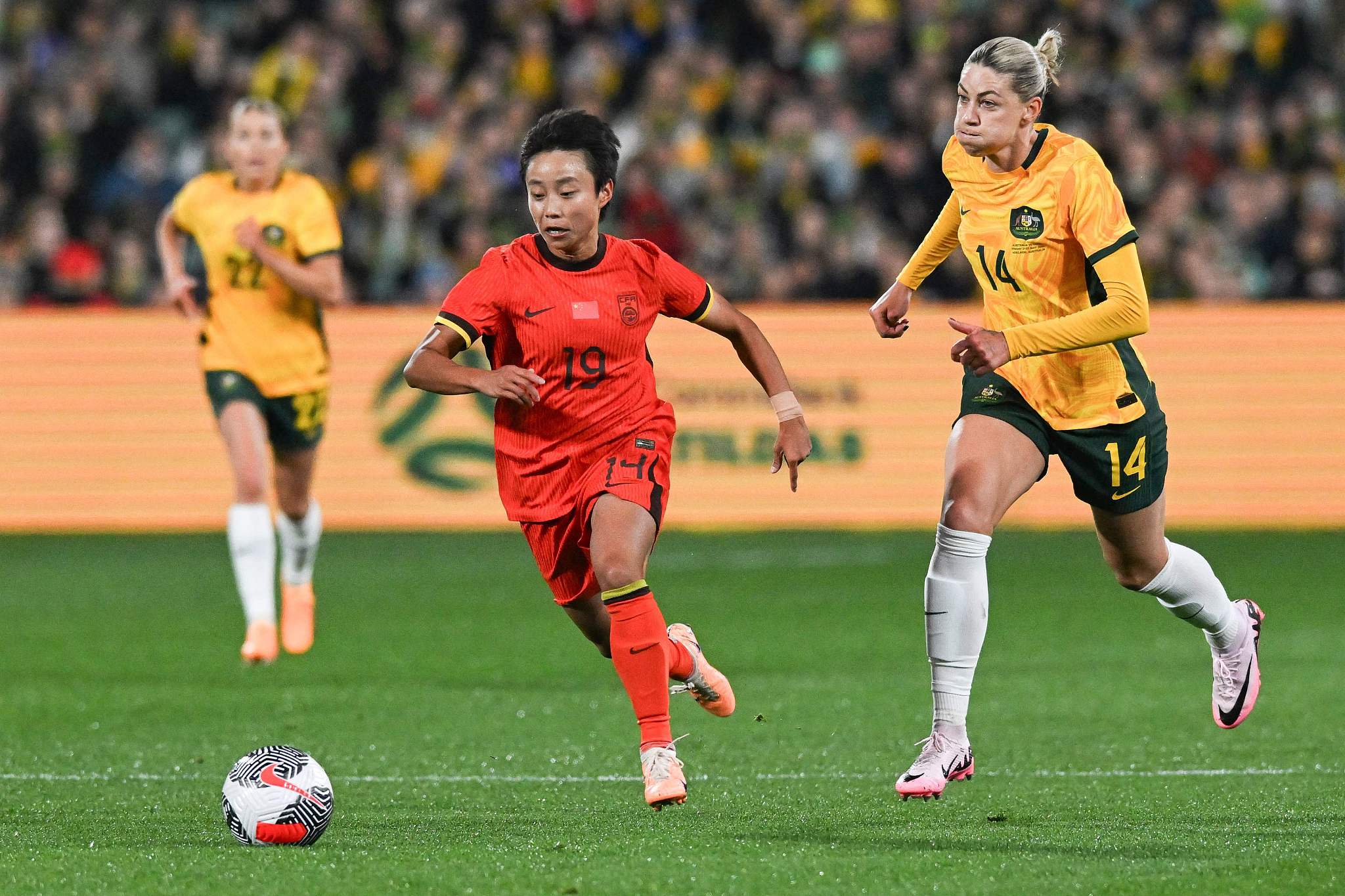 FB体育APP-关于振奋精神：女子足球队拼搏奋斗的信息