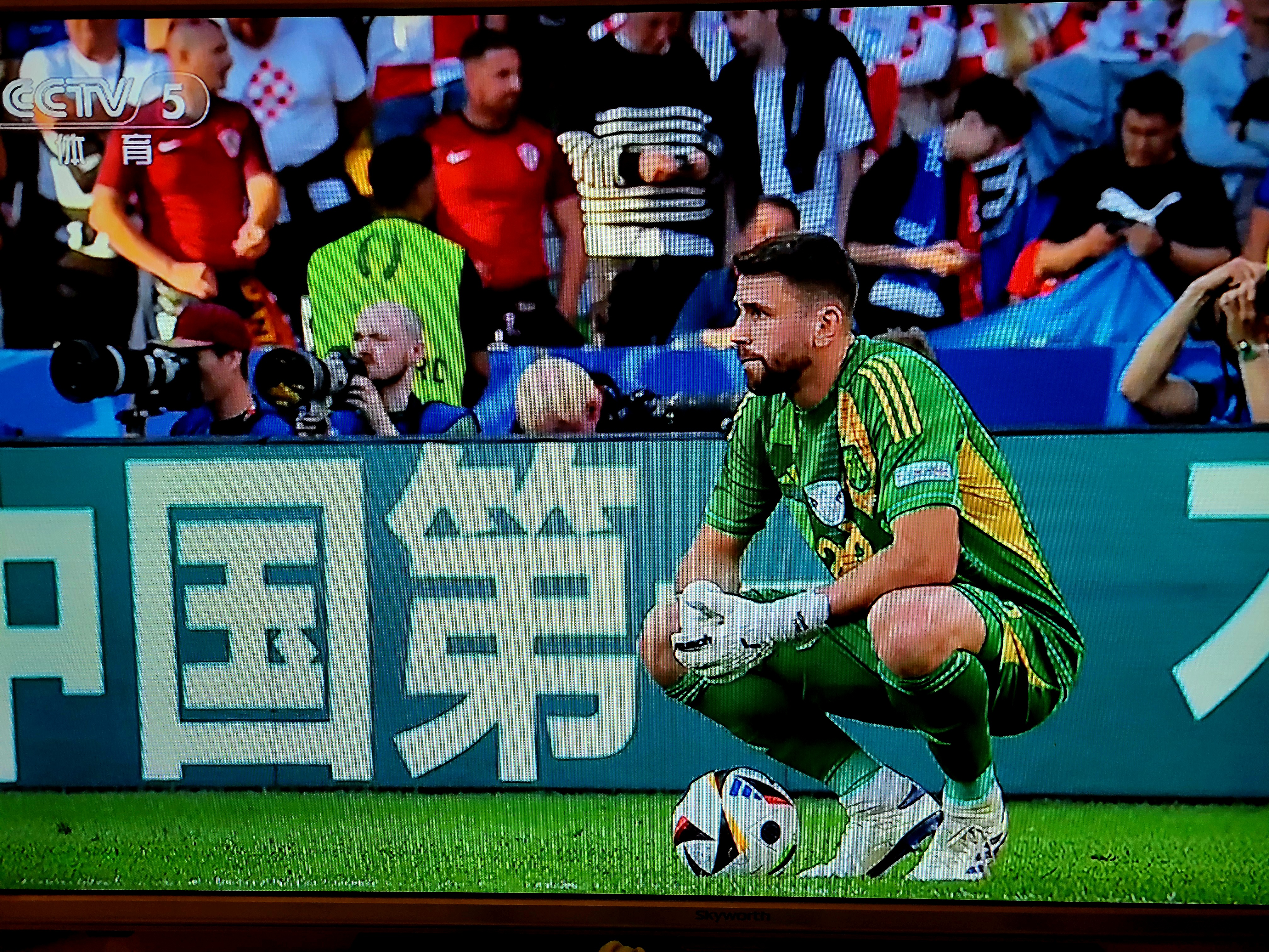 包含克罗地亚队踢出精彩比赛，赢得球迷掌声的词条