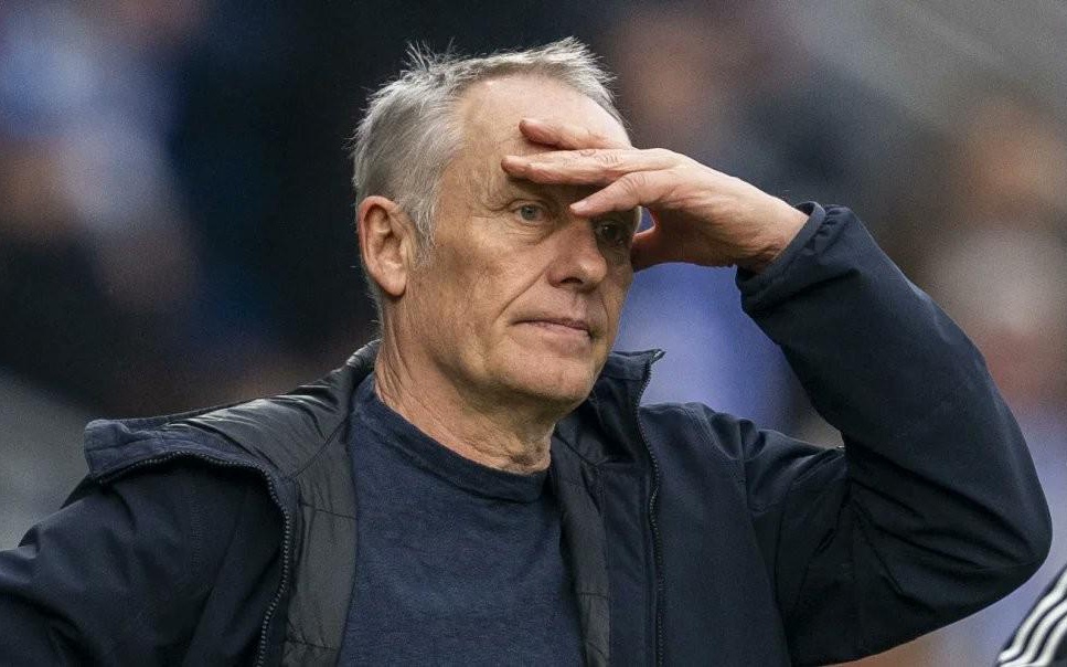 关于弗赖堡失误频频，主帅被疑将面临下课处罚的信息