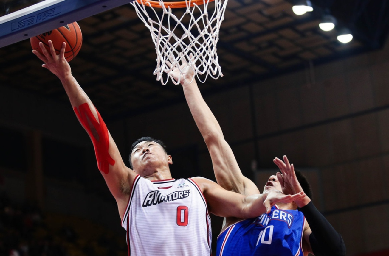 关于深圳队逆转战胜对手，取得重要胜利保持稳定的信息