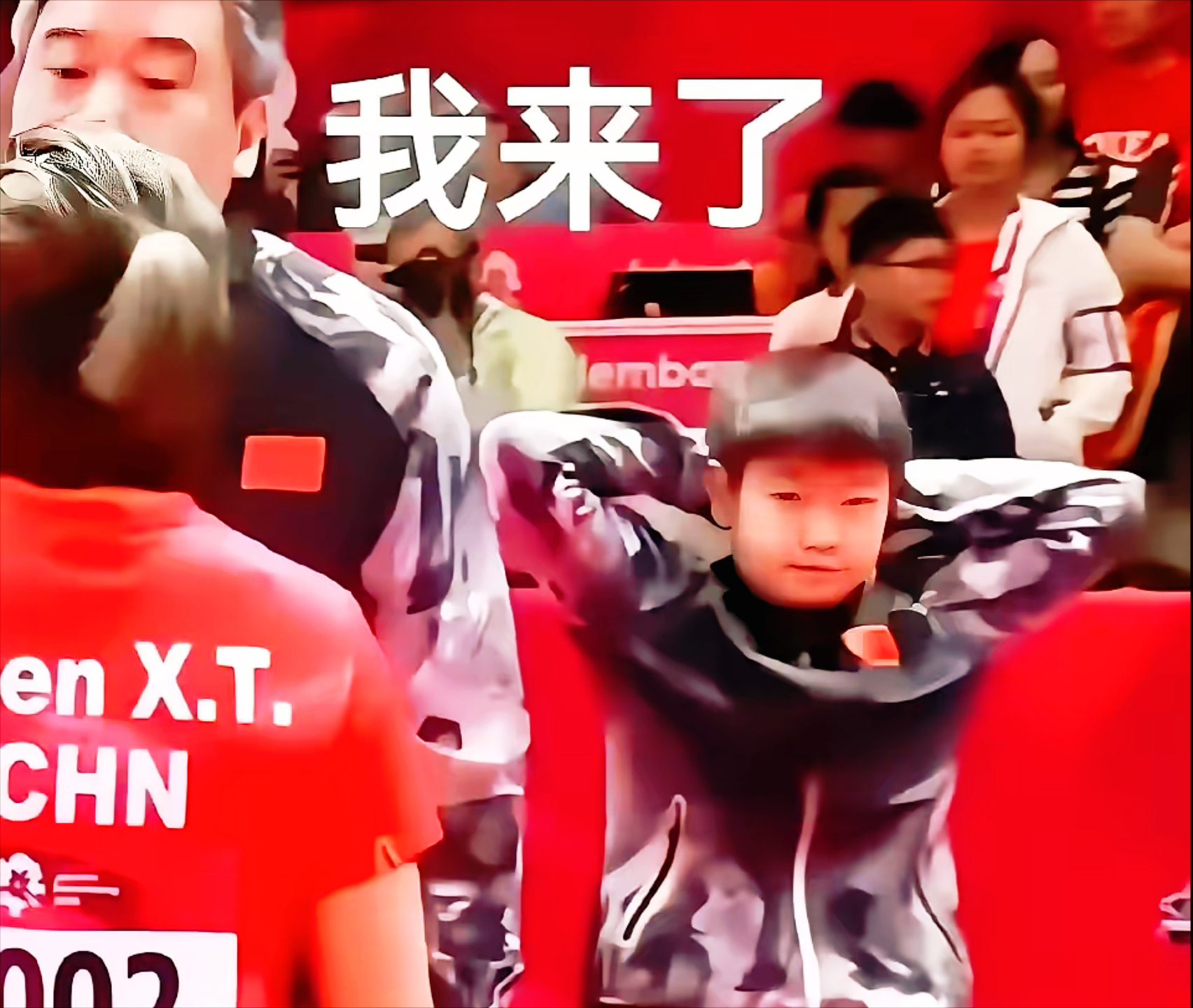 华沙选手高举金牌，笑迎奥运之巅