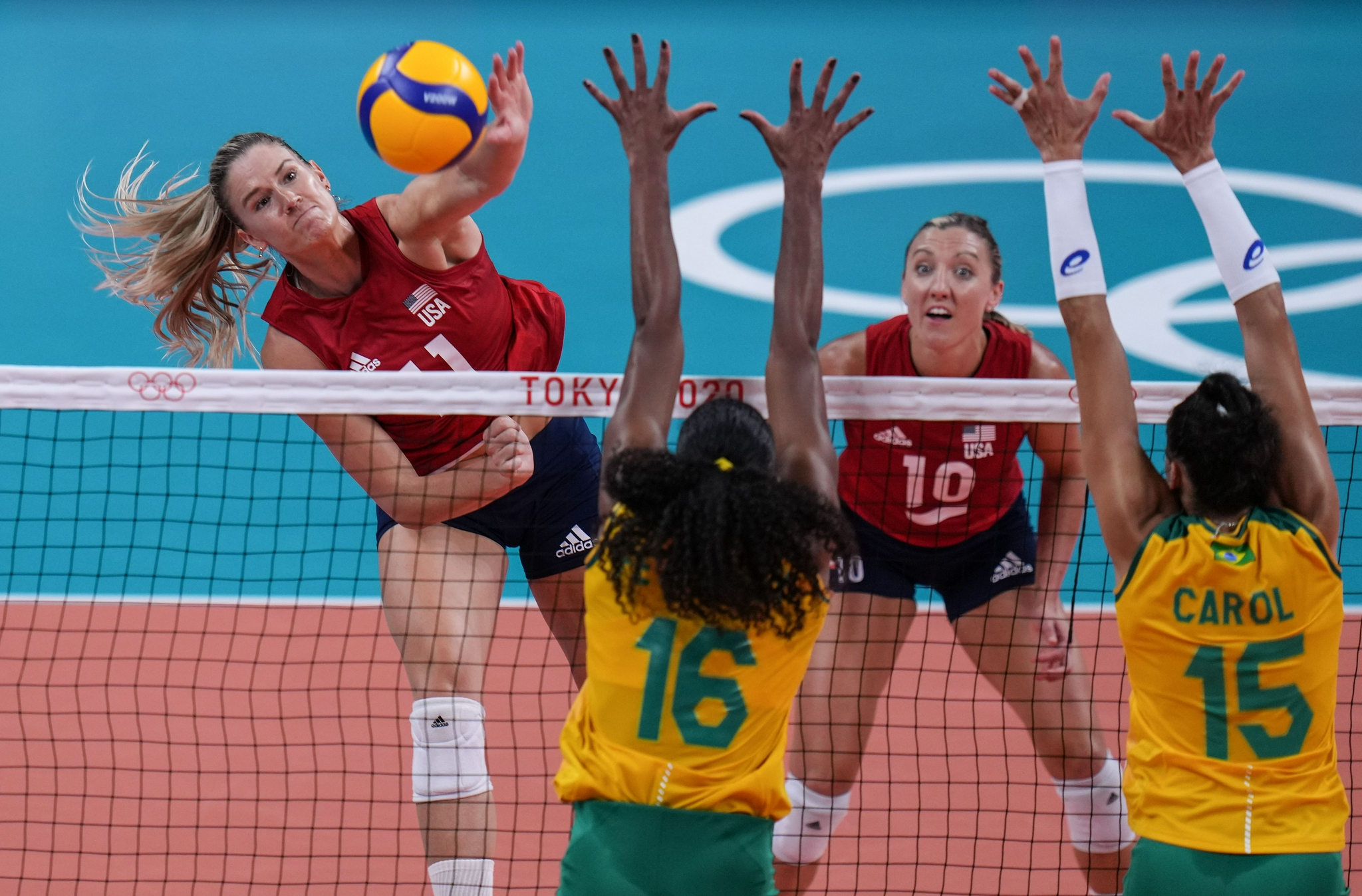 足球女队大获全胜，晋级次轮战胜宿敌！