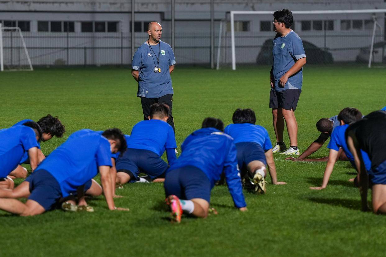 比赛前球员训练状态良好备战充分