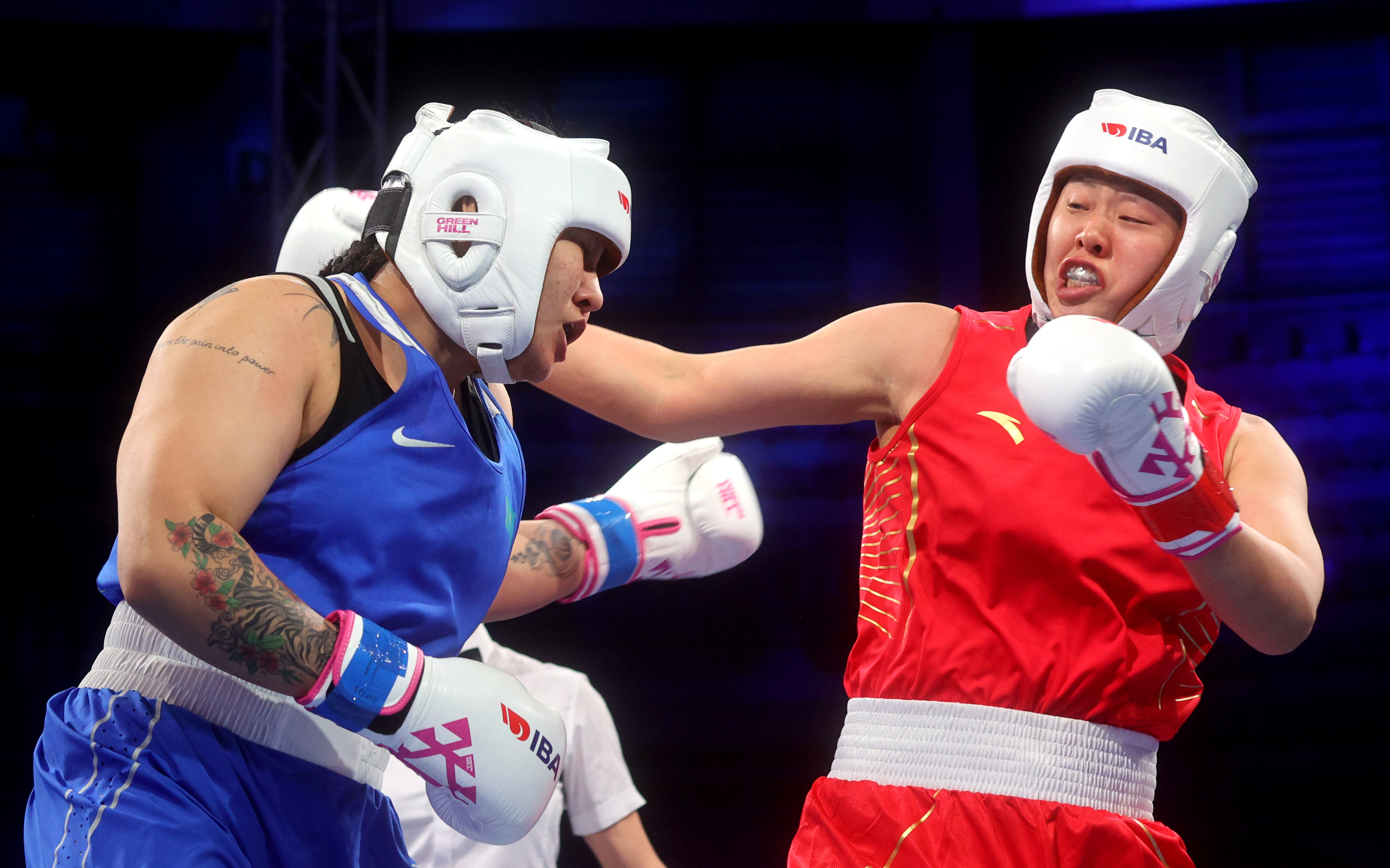 英国女子拳击选手精彩抢先登顶领奖的简单介绍