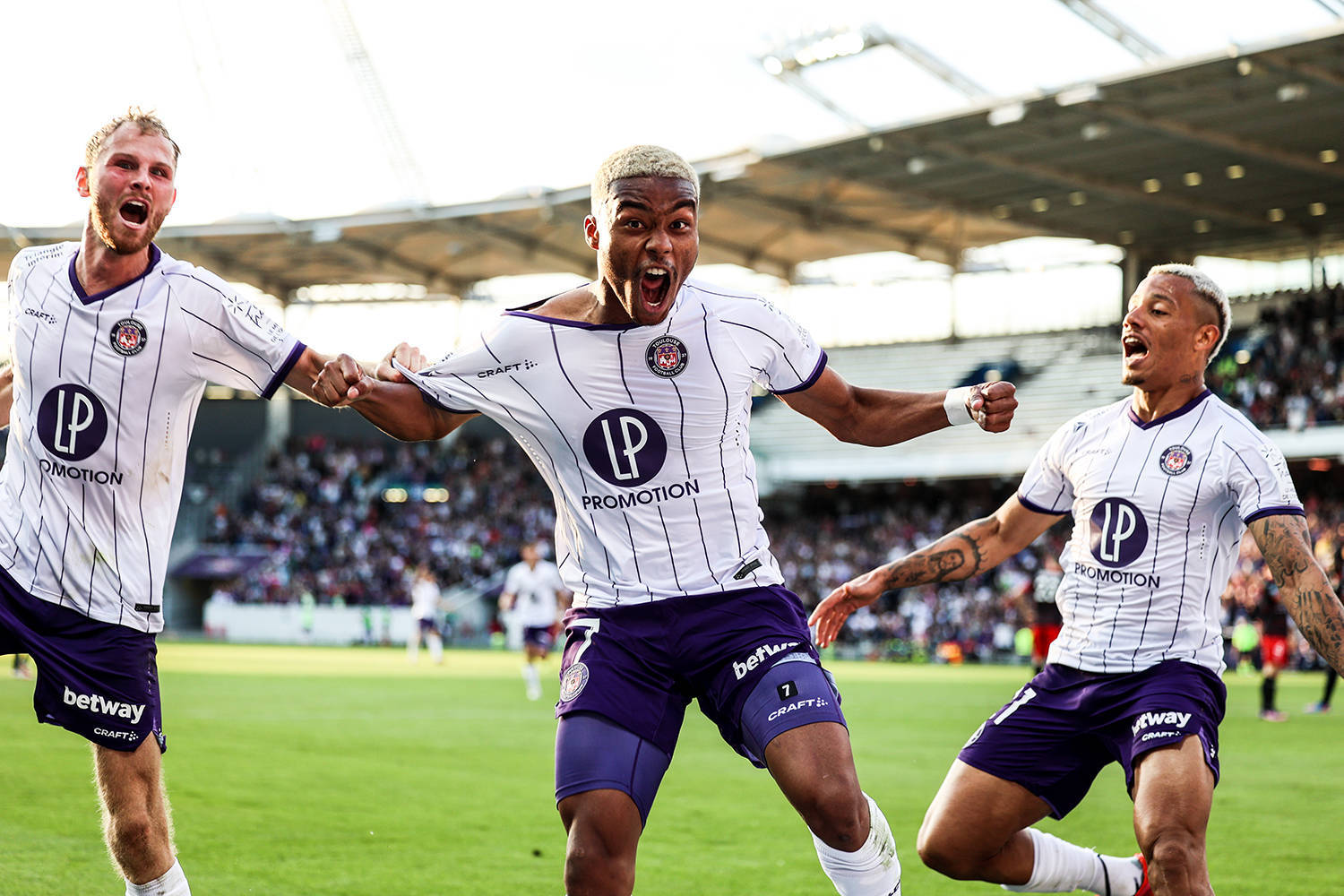 包含摩纳哥战胜兰斯，追赶法甲前列球队的词条