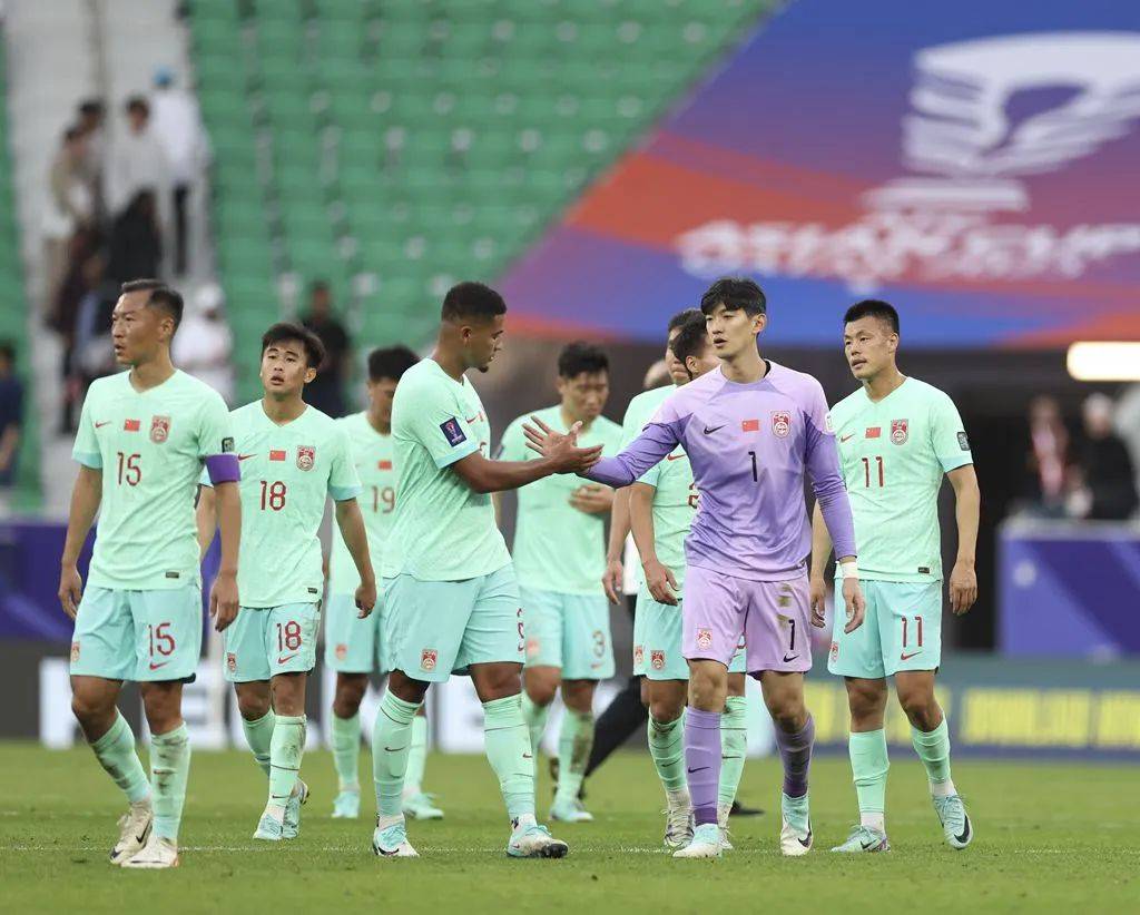 热门球队取得胜利,球员兴奋高兴 热门球队取得胜利,球员兴奋高兴