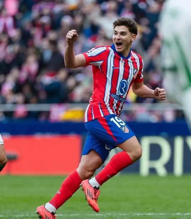 足球比赛中的精采瞬间震撼全场！