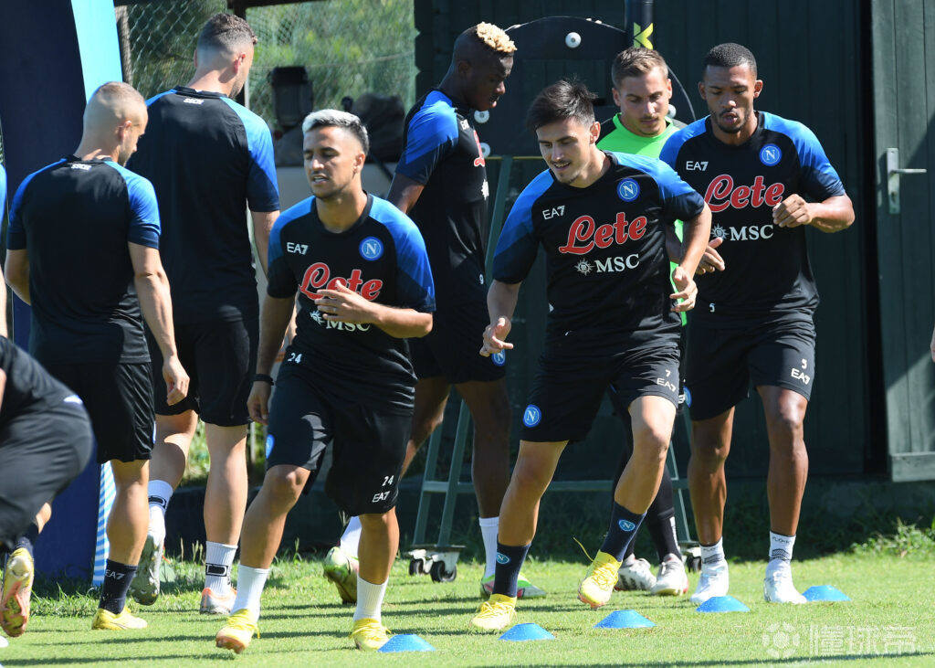 那不勒斯球员群体训练备战下一场比赛的简单介绍 那不勒斯球员群体训练备战下一场比赛的简单介绍