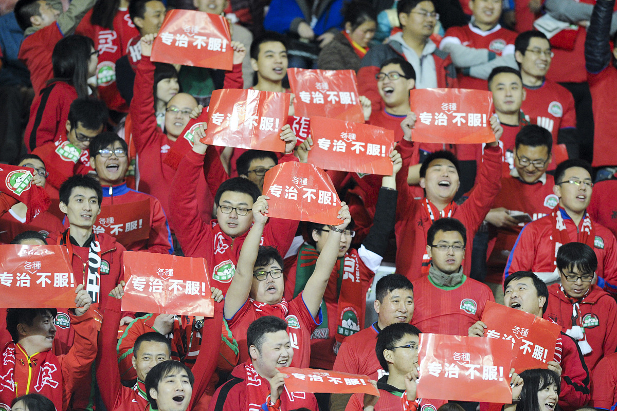 比赛中球员们共同努力迎来胜利