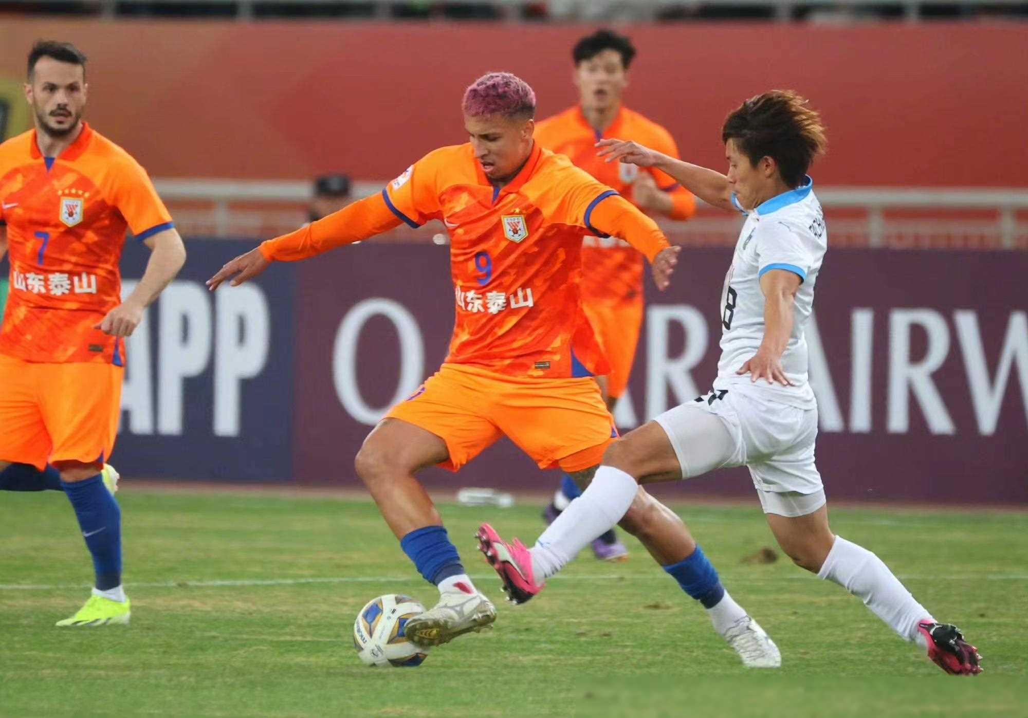 比赛中球员们共同努力迎来胜利