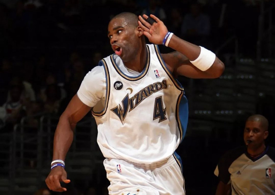 骑士主场击败奇才，西昏右丞关键时刻稳定命中