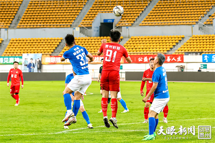 -足球比赛现场观众情绪高涨，加油声震耳欲聋