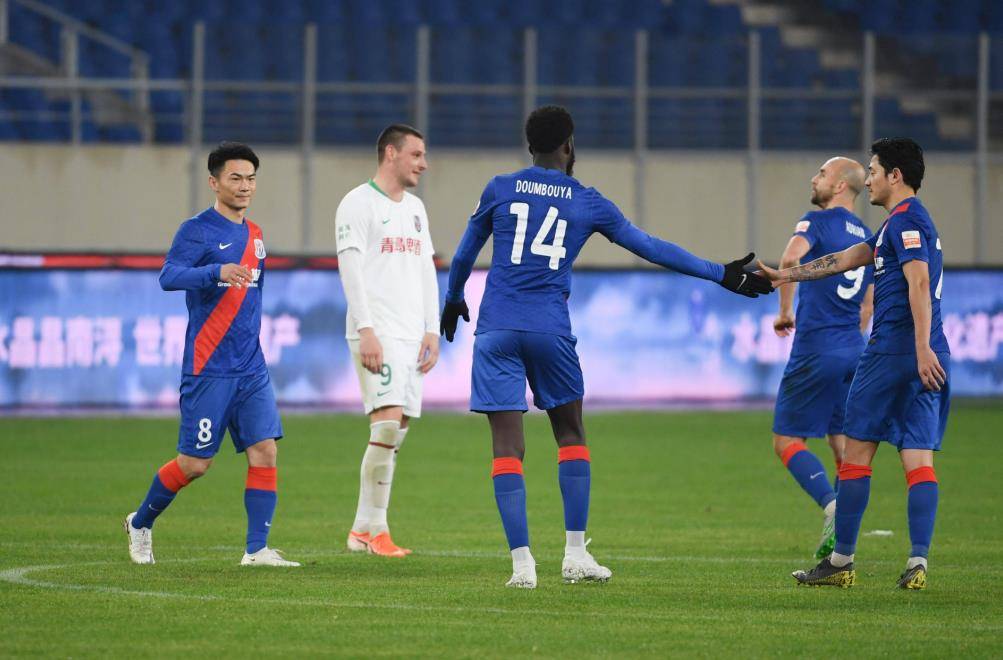 重磅足坛消息：联赛竞争激烈，冠军悬念引发球迷热议