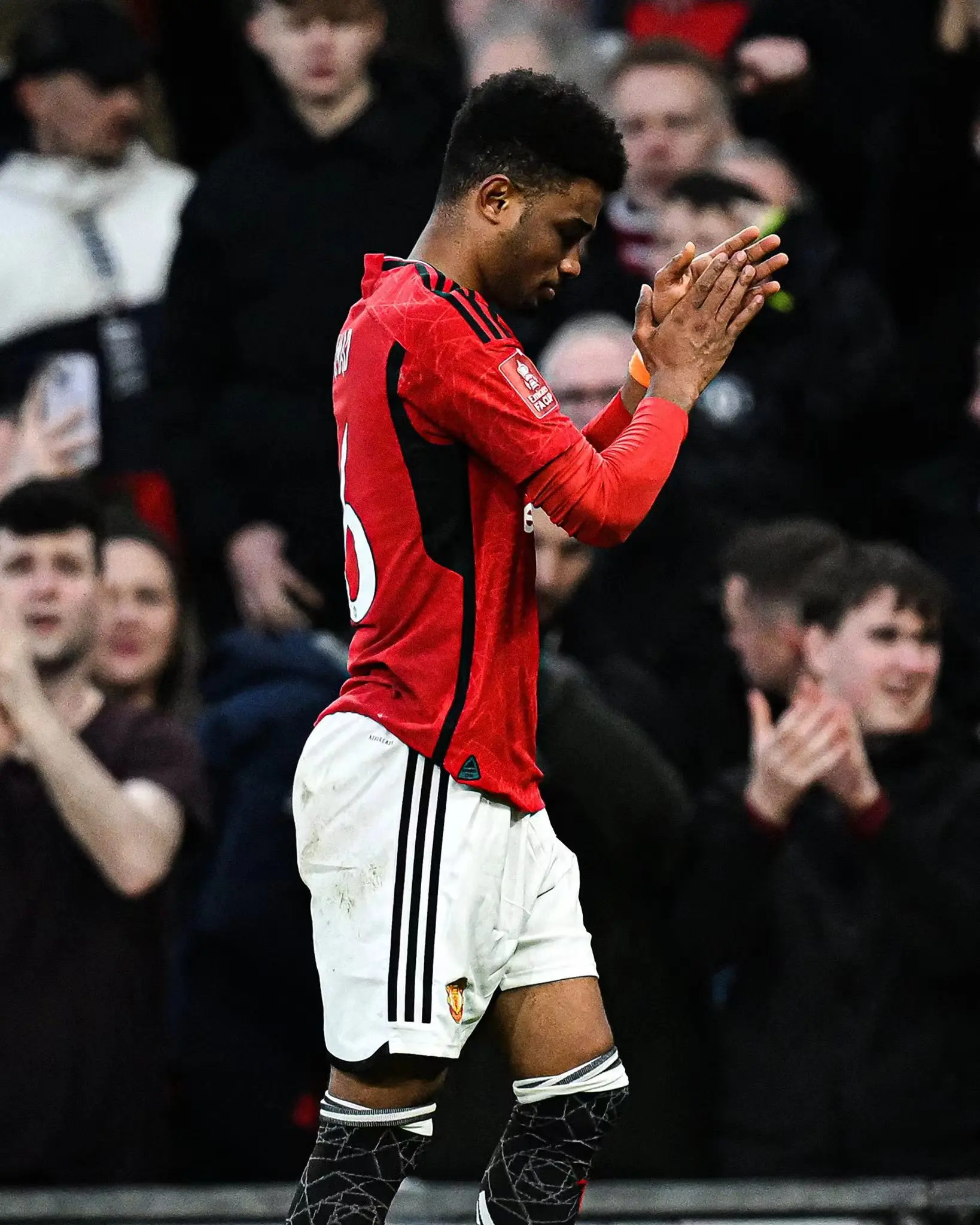 曼联逆转胜利，火线追赶领头羊