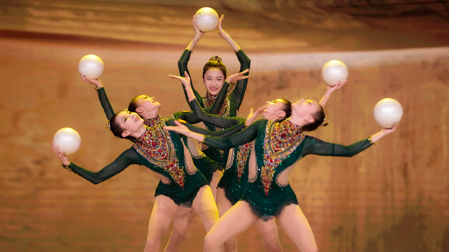 体操选手范念祖获得高分，闯入决赛