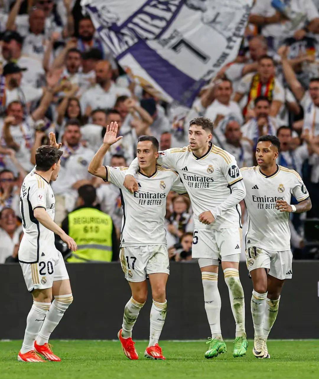 皇家马德里队员火力全开,轻松击溃对手 皇家马德里队员火力全开,轻松击溃对手