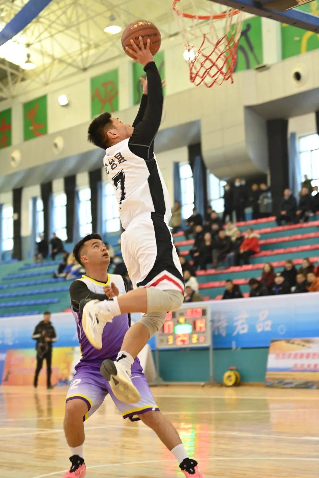 国内篮球职业联赛引爆热潮，赛场上风起云涌