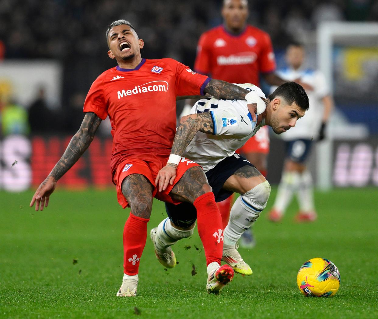 佛罗伦萨球员集体庆祝生日，团结一致