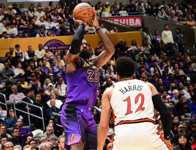 湖人主场大胜骑士，詹姆斯轻松拿下三双