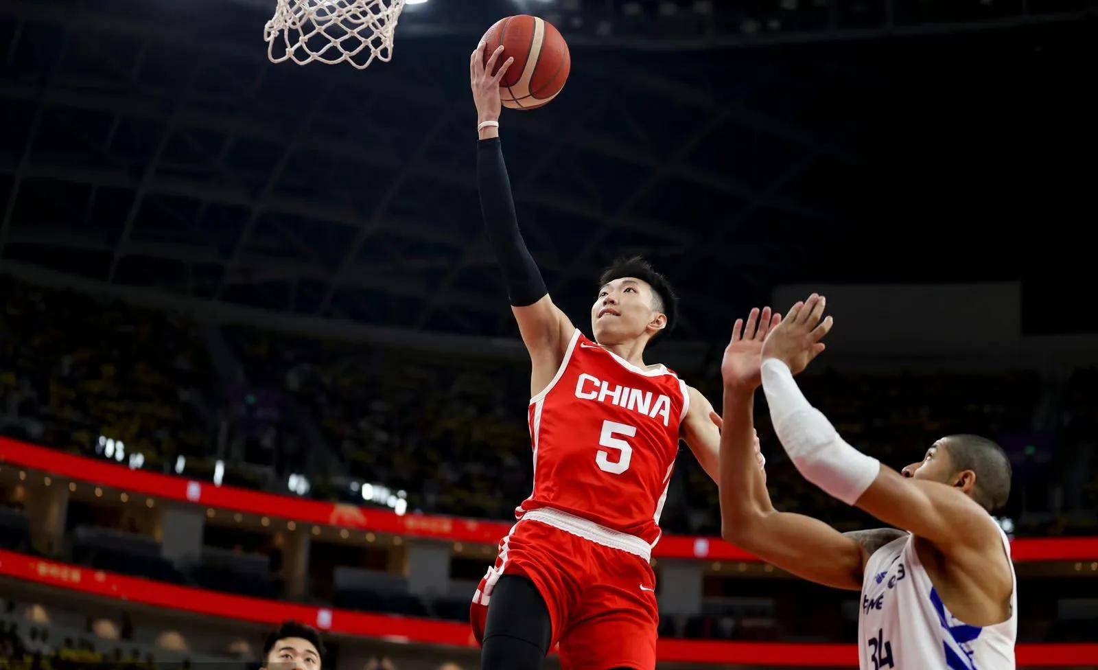 委内瑞拉篮球队迎来国家联赛冠军,队员雨中独秀 委内瑞拉篮球队迎来国家联赛冠军,队员雨中独秀