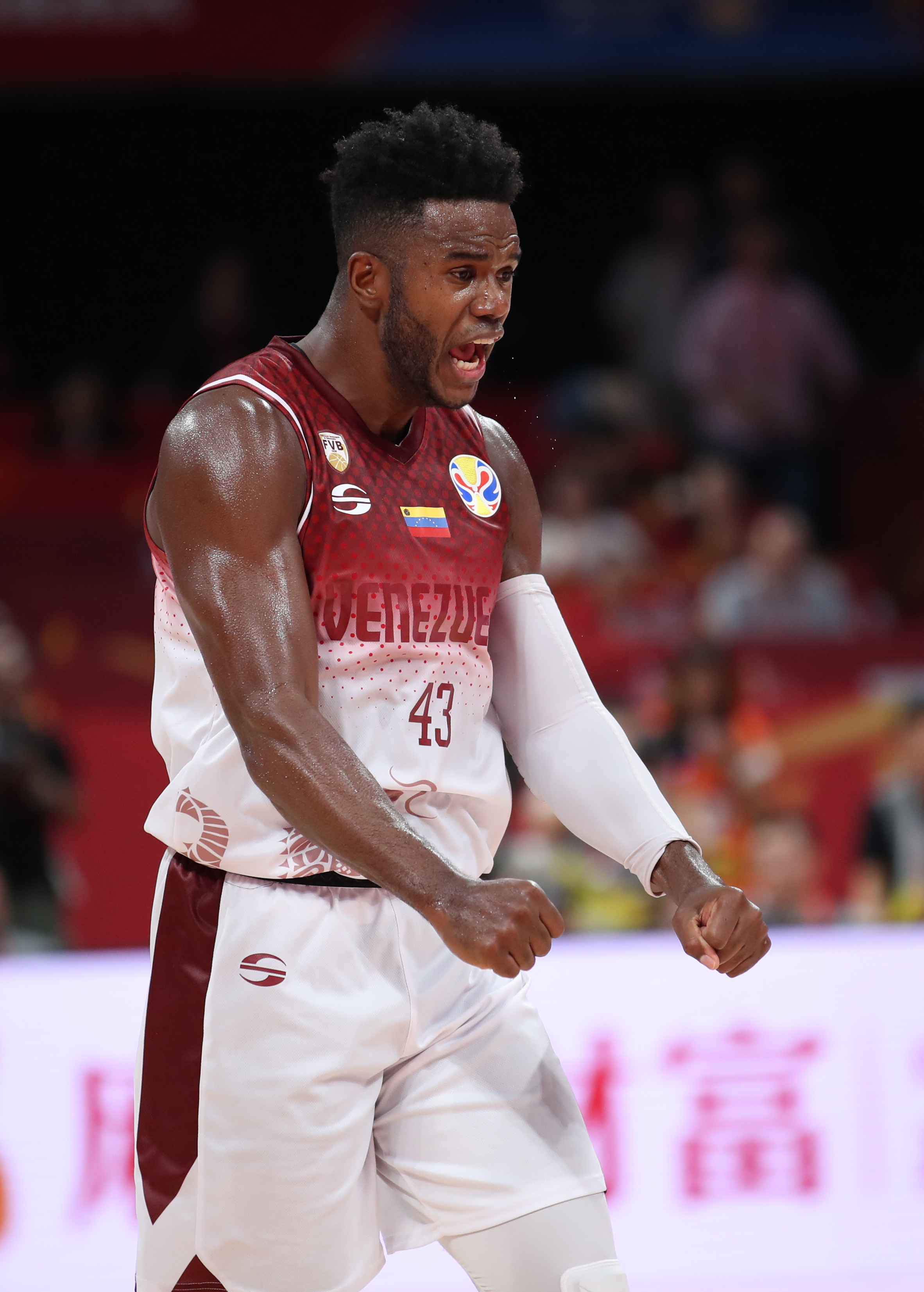 委内瑞拉篮球队迎来国家联赛冠军,队员雨中独秀 委内瑞拉篮球队迎来国家联赛冠军,队员雨中独秀