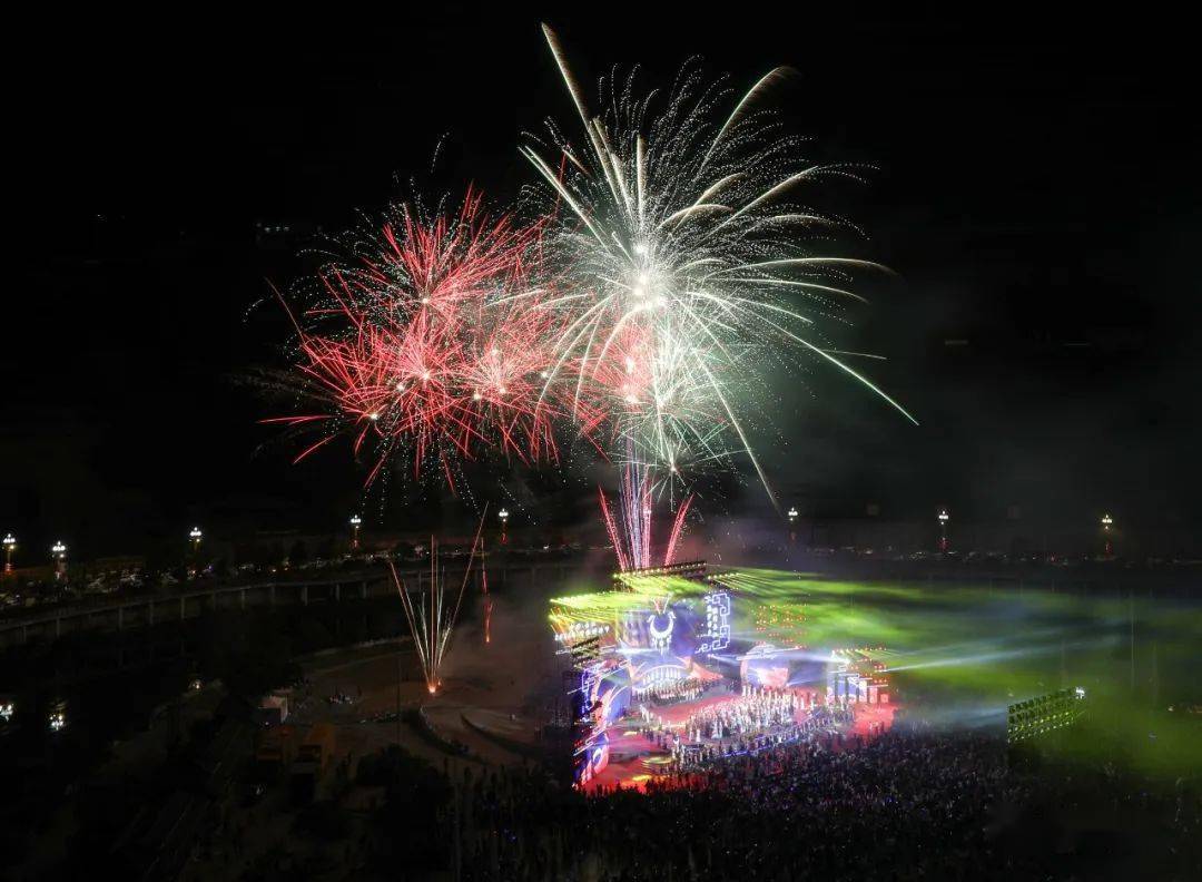 游泳赛场惊险连连,男女选手交相辉映的简单介绍 游泳赛场惊险连连,男女选手交相辉映的简单介绍