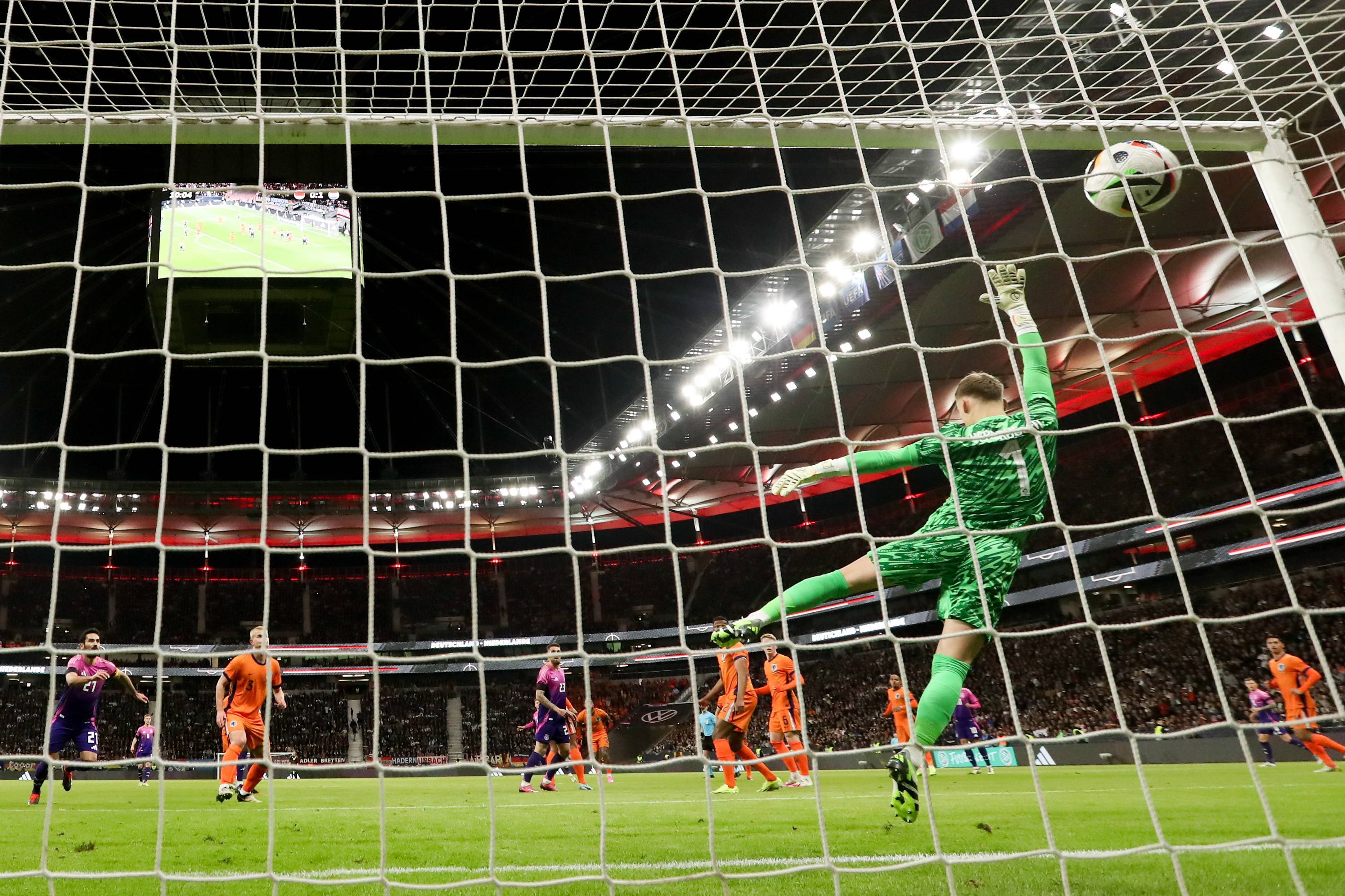 足球赛事激情迸发，球员技术展现精湛的简单介绍