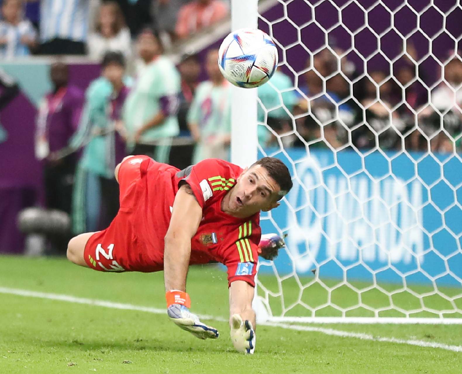 华德福德门将扑出关键点球,英格兰足球联赛厮杀激烈 华德福德门将扑出关键点球,英格兰足球联赛厮杀激烈