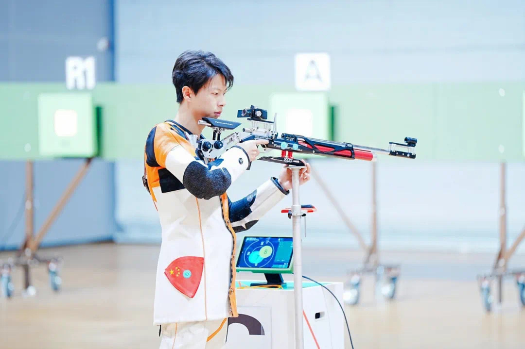 射击高手稳操胜券，精准射击夺冠称王