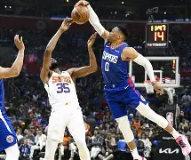 FBsports-快船主场落败，不敌雄鹿遭遇两连败