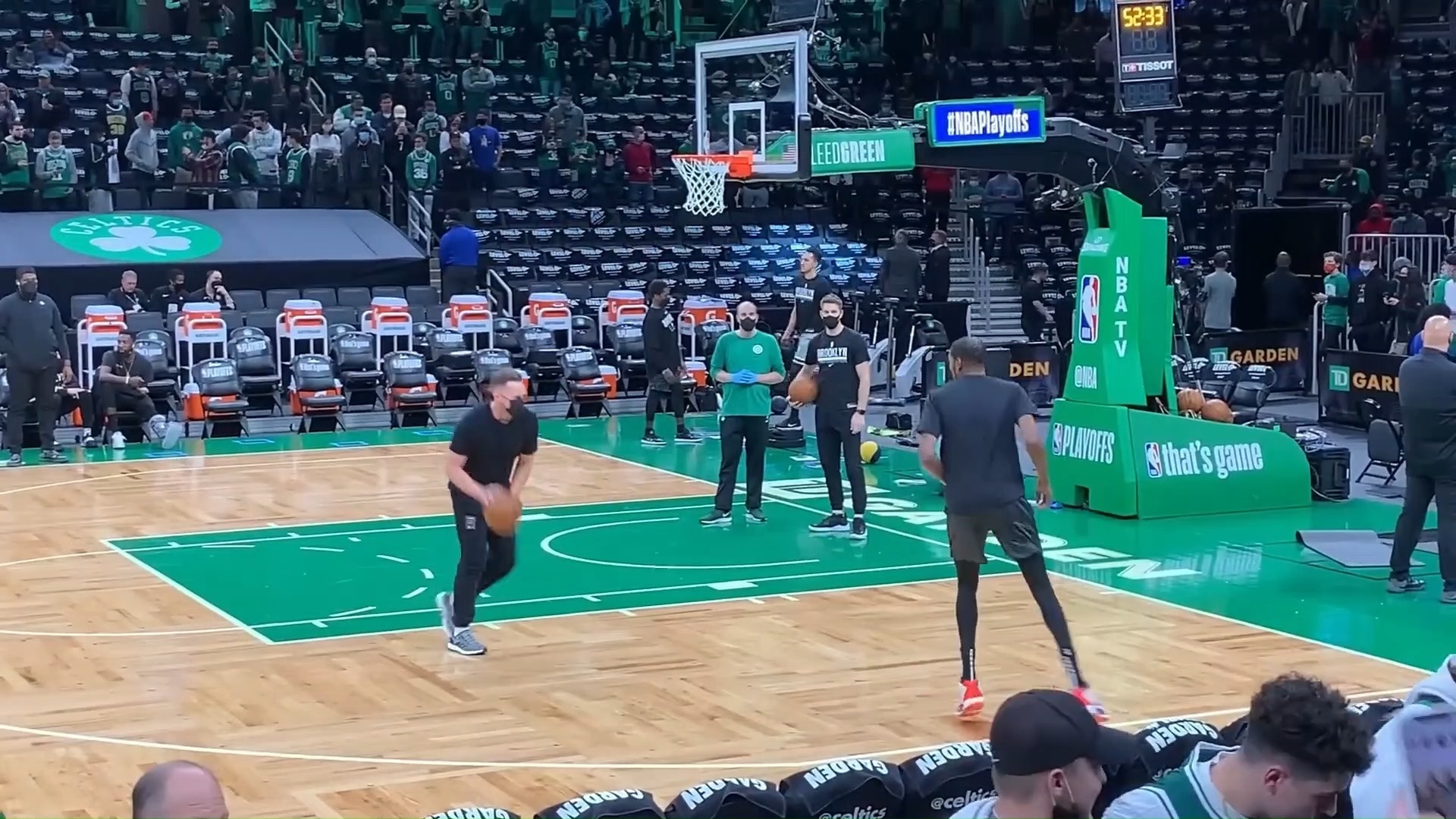 篮网客场击败凯尔特人,获得系列赛首胜 篮网客场击败凯尔特人,获得系列赛首胜