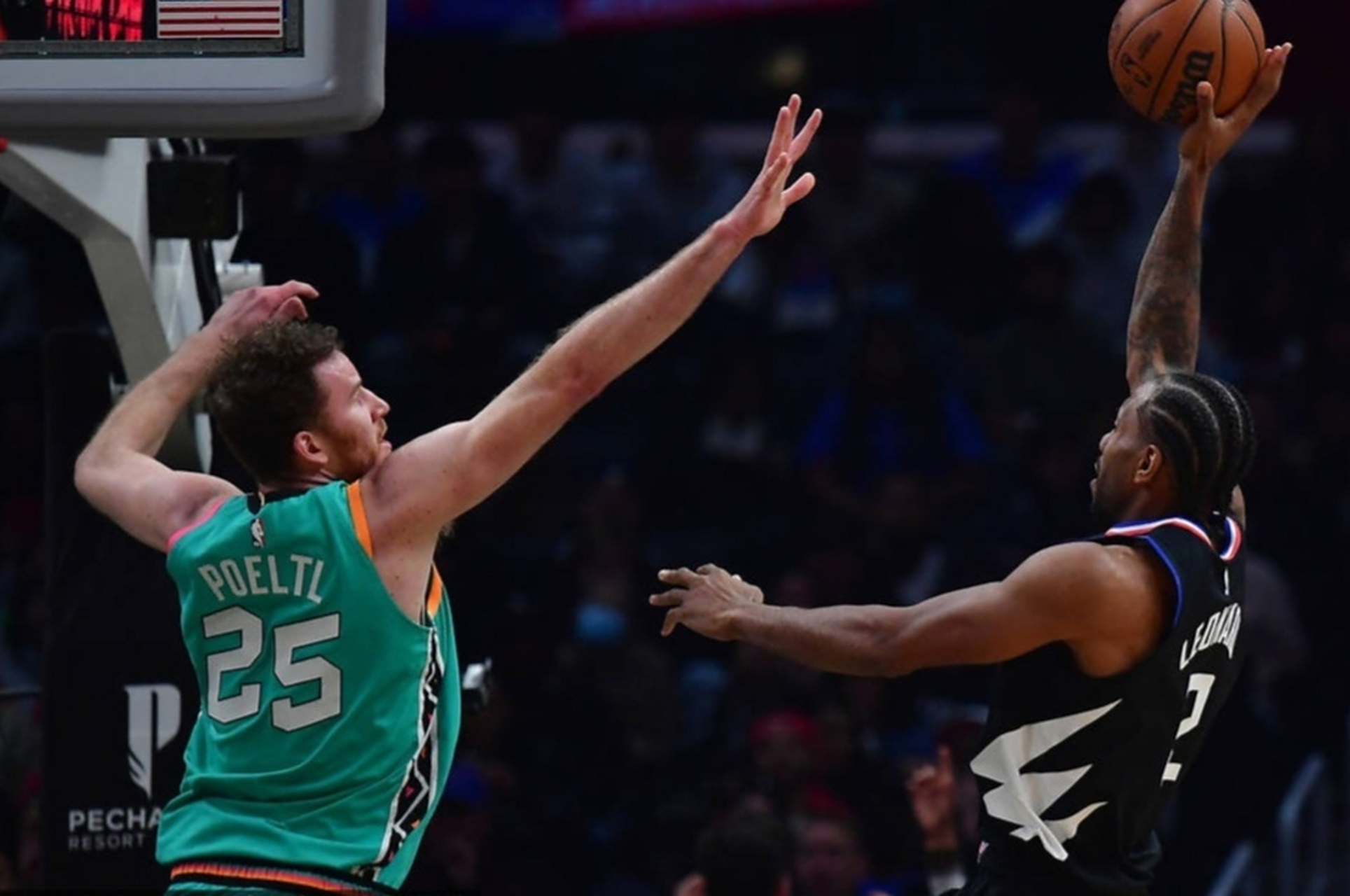 FB体育-快船主场大胜马刺，伦纳德砍下33分