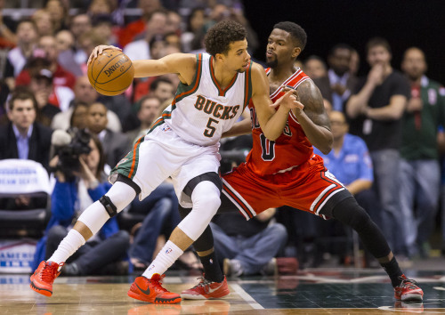 雄鹿险胜老鹰，保持不败纪录