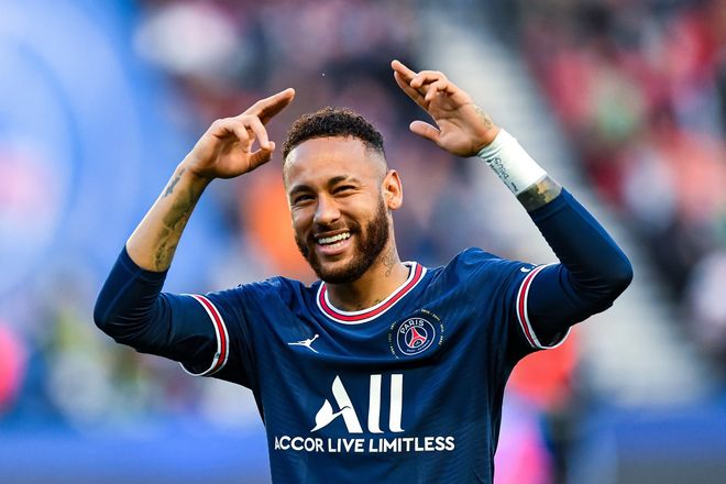 巴西队员内马尔完成转会，加盟法国巴黎圣日耳曼